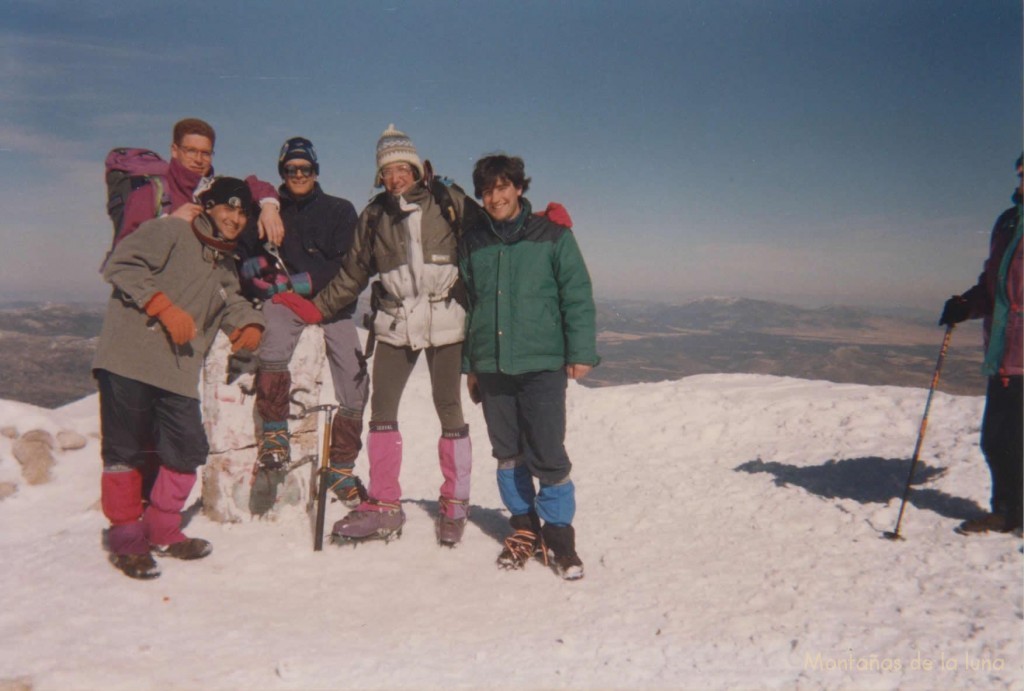 De izquierda a derecha: Mariano Díaz, Jesús Andújar, Esteban Parres, Manolo Cano y Joaquín en la cima de La Sagra, 2.383 mts.